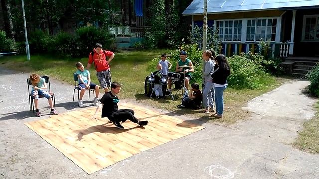 Тренировка по брейк дансу для детей на улице. смотреть онлайн