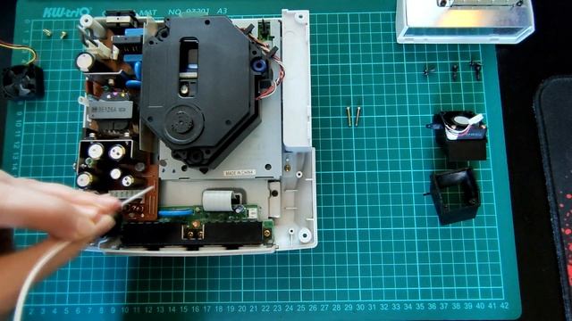 Sega Dreamcast - Первые впечатления. Разбор. Профилактика, Замена вентилятора и батарейки. смотреть онлайн