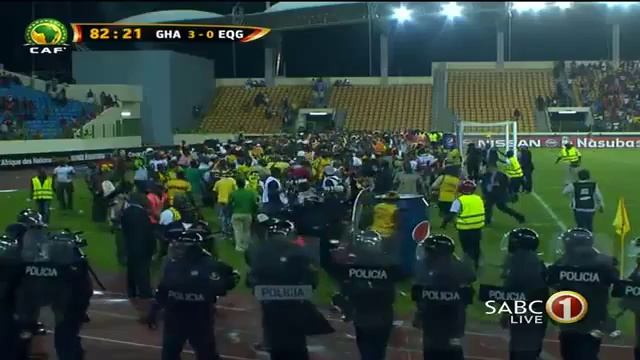 Pitch invasion by fans halts the game. This is barbaric, really....#GHA_GNQ #AziweKe смотреть онлайн