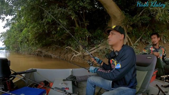 Meriah makan malam ramai2 tepi sungai lepas mancing udang galah #udanggalah смотреть онлайн