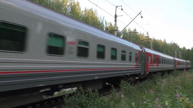"В зарослях малины" ТЭП70-0479 с пригородным поездом Екатеринбург - Алапаевск и приветливой бригадо смотреть онлайн