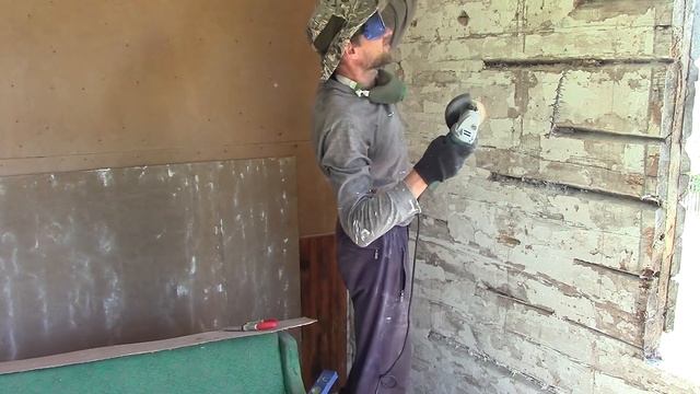Выпиливание проемов под большие окна в старом деревянном доме в лесном домике на реке - Художник в смотреть онлайн