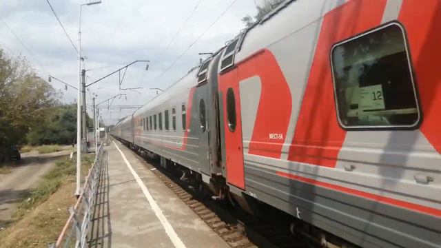 Электровоз ЭП1М 527 с пассажирским поездом Ейск-Санкт-Петербург.