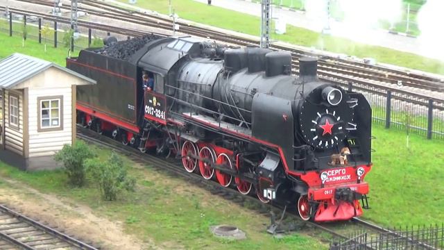 Паровоз СО17-3241 заезжает в паровозное депо Подмосковная