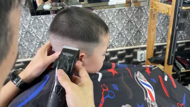 Короткая детская стрижка.Kids boy haircut.Buzz cut. смотреть онлайн