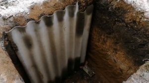 /Обложили яму для туалета шифером/