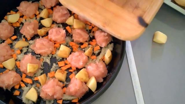 Куриные Тефтели в сливочном соусе с овощами в Духовке. Картошка с Тефтелями Куриными на обед смотреть онлайн