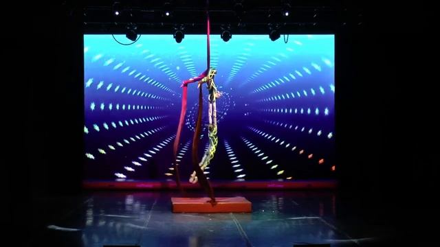 Народный эстрадно-цирковой ансамбль "Романтики" Цирковой номер - "Полотна" смотреть онлайн