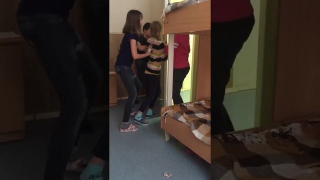 Как девочки над пацаном издевались))) смотреть онлайн