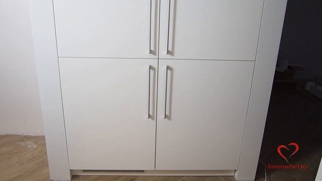 Прямая встроенная кухня, кухня под потолок с холодильником и пеналом в коридоре. смотреть онлайн
