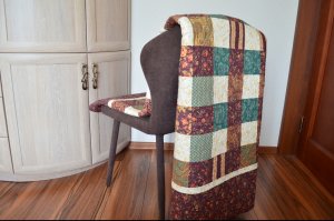 Сшила лоскутное одеяло в медово-пряничных оттенках. Дома на бытовой швейной машинке.