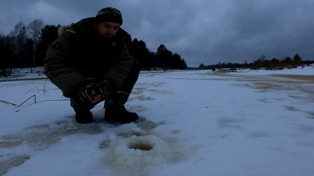 Первый лёд 2021 - 2022 гг. Ловля окуня на безмотылку с подсадкой. Вечерний клёв!!! смотреть онлайн