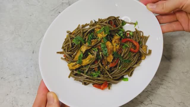 Гречневая лапша (соба) со свининой и овощами в соевом соусе - азиатская кухня дома