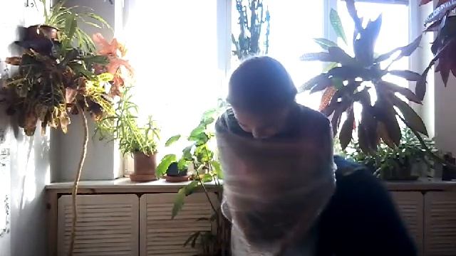 Змататываем меня в пищевую пленку)))) Чуть не ударилась головой о цветочный поддон))) Полный угар)) смотреть онлайн