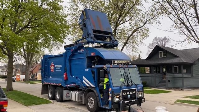 Republic Services Mack LR Heil Odyssey Curotto Can Collecting Massive Bulk Piles смотреть онлайн