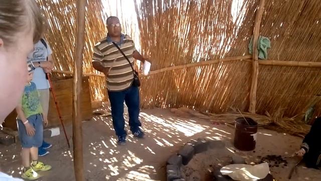 настоящие бедуины в Хургаде, Египет, делают лаваш смотреть онлайн