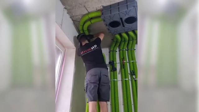 Монтаж приточного коллектора системы вентиляции с радиальным распределением воздуха. смотреть онлайн