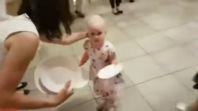 Греческий танец с тарелками смотреть онлайн