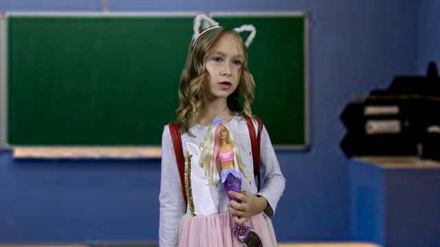 1 класс VS 8 класс сёстры ПОМЕНЯЛИСЬ ТЕЛАМИ. Что случилось в школе? смотреть онлайн