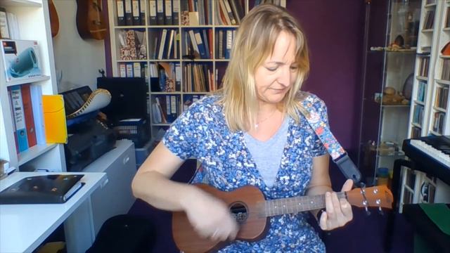 ukeleleles 4 uit een kip C G7 Am Dm nieuwe slag смотреть онлайн
