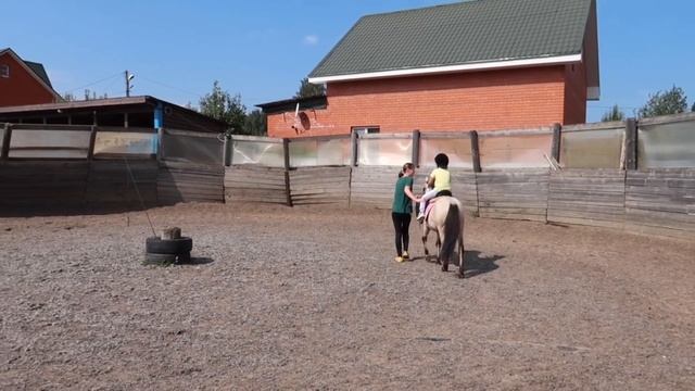 Влог! Конный спорт для малышей! Продержалась 40 минут! смотреть онлайн
