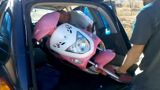 PT Cruiser hauling pink scooter смотреть онлайн