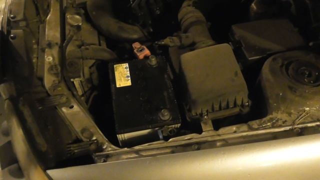 Аккумулятор зимой в морозы разрядился за месяц стоянки. Это нормально, но надо полностью зарядить. смотреть онлайн