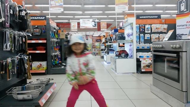 Кудряшкины танцы (дочка классно зажигает в супермаркете) смотреть онлайн