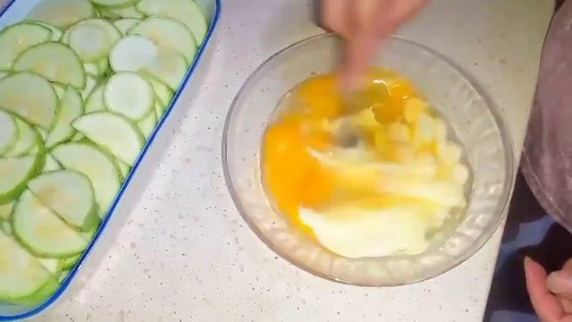 Кабачковая запеканка.И ненужно долго жарить кабачки.Быстро и очень вкусно. смотреть онлайн