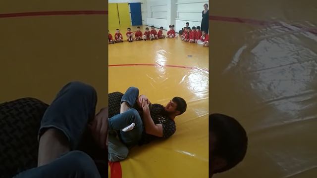 Али Багов в родной школе даёт мастер-класс детишкам.