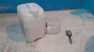 Показываю как я грунтую пол в ванной комнате