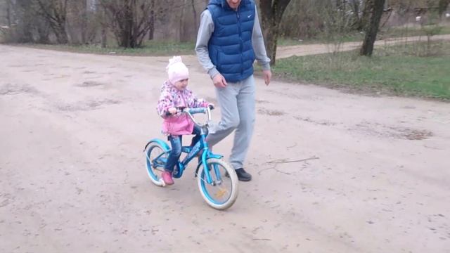 Учимся кататься на велосипеде Как научить ребенка кататься на двухколесном велосипеде смотреть онлайн