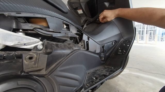 Yamaha TMax 530 - Replacing V-Belt смотреть онлайн