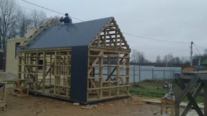 Делаем обрешётку и кроем крышу бани