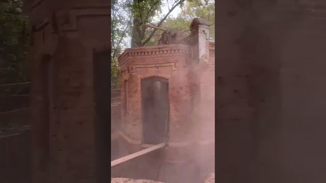 Очистка забора из кирпича