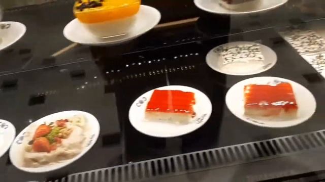 Магазин восточных сладостей в Dubai Mall.