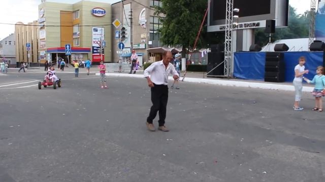 Вот это я понимаю, дедок зажигает! Вместе весело шагать! Гусев, День Города 2016. смотреть онлайн