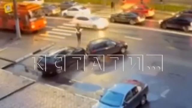 Автомобиль без водителя уехал с парковки, выбрал цель и протаранил ее смотреть онлайн