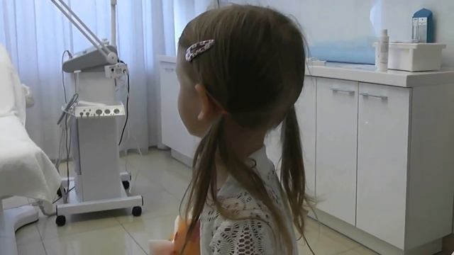 Прокалываем уши Кристине смотреть онлайн