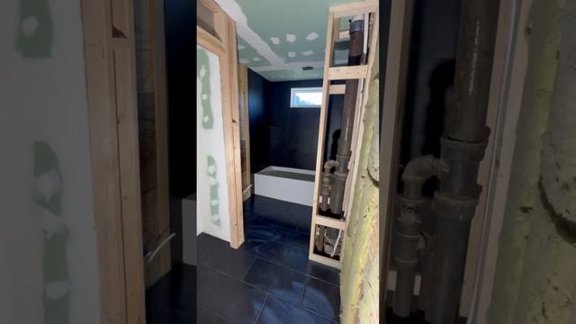 Чёрная плитка над ванной…. смотреть онлайн