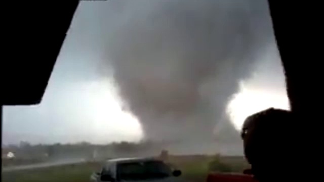 Огромный торнадо в штате Оклахома смотреть онлайн