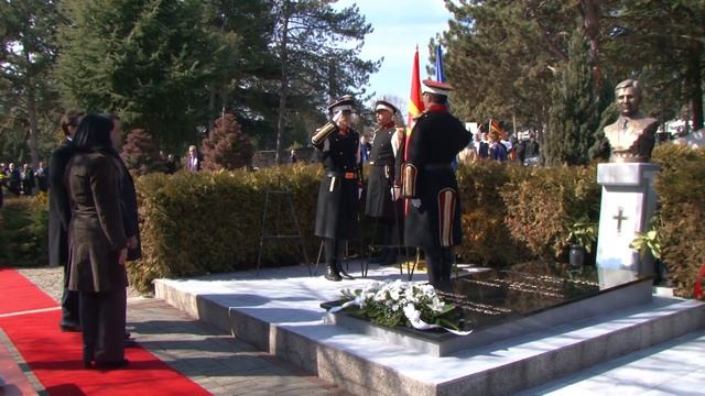 Положување цвеќе на вечното почивалиште на претседателот Трајковски - 15 годишнина од неговата смрт смотреть онлайн