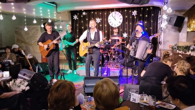 Под венком лесной ромашки. На стихи С. Есенина. Исполняет Алексей Петрухин и гр Губерния 28.12.22г смотреть онлайн