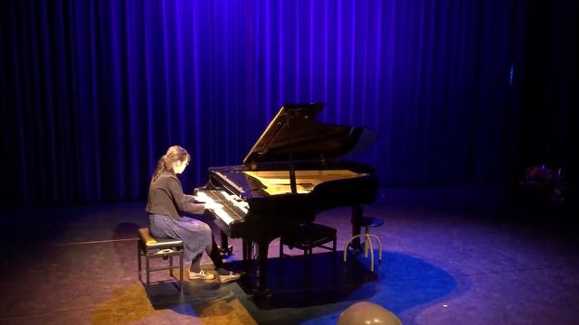 Yasumi Meijer, 13 jaar oud, piano, Swan van K. Tanaka смотреть онлайн