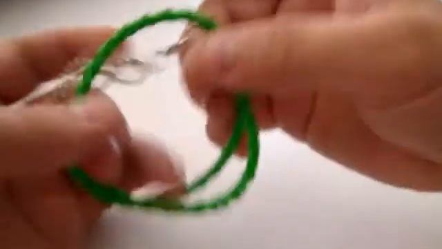 Браслеты из Китая. Зеленый браслет, украшенный камешками. смотреть онлайн