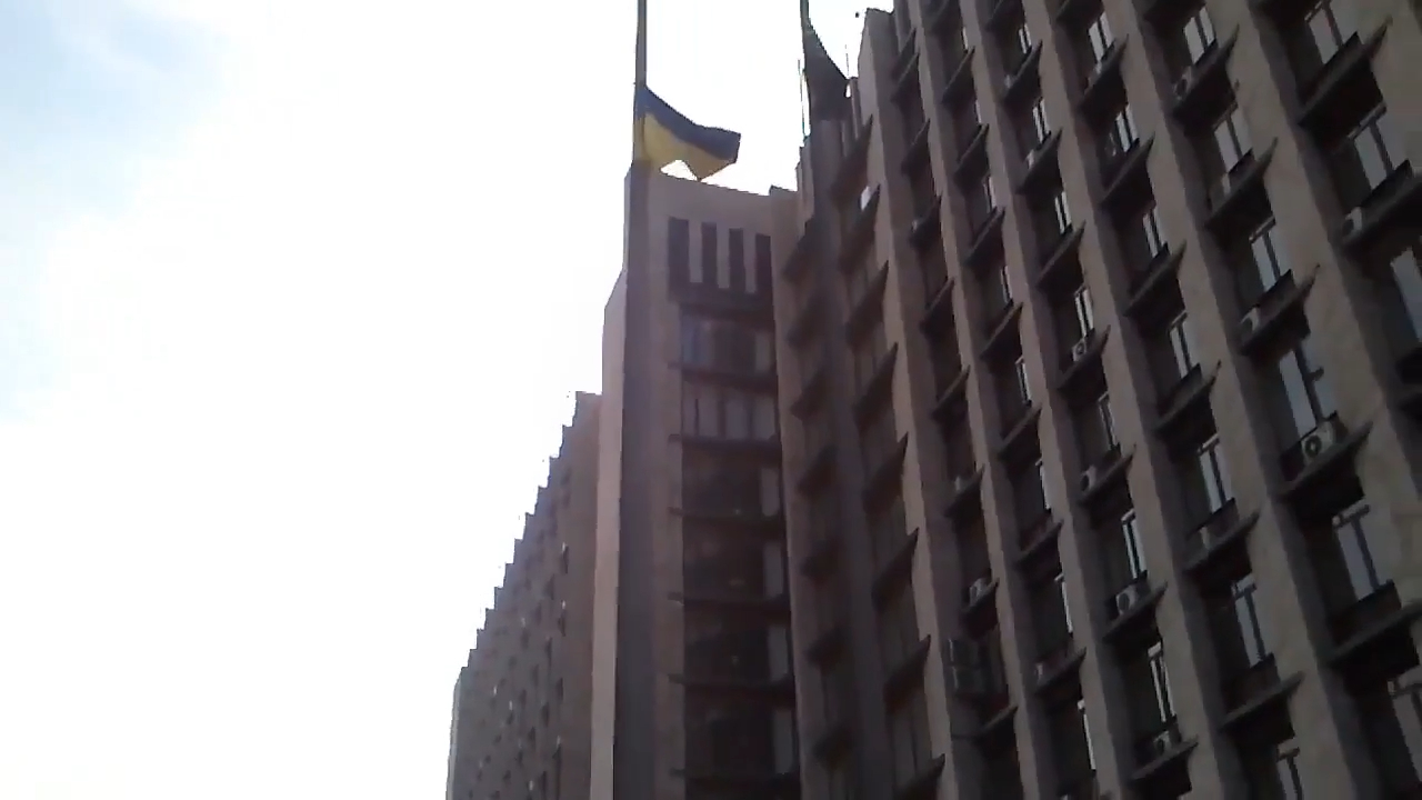 Спуск украинской кугутской тряпки в Донецке 1 марта 2014 года смотреть онлайн