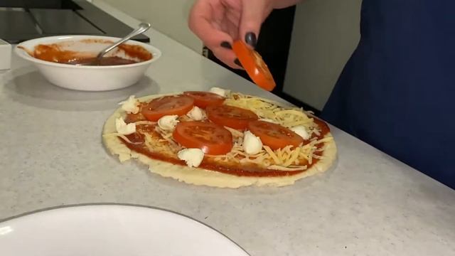 Простой, а главное вкусный способ приготовления лучшей пиццы, ДА КАК ТО ТАК))))) смотреть онлайн