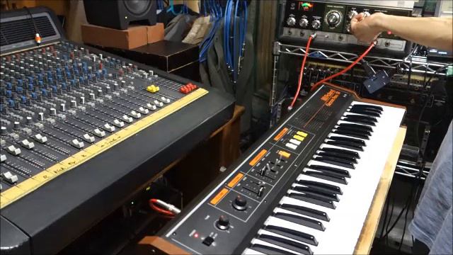 Roland EP-09 Electric Piano + RE-201 Space Echo смотреть онлайн