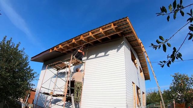 Подшивка свесов крыши. Монтаж софитов , ветровых и лобовых планок. Каркасный дом своими руками ч16. смотреть онлайн