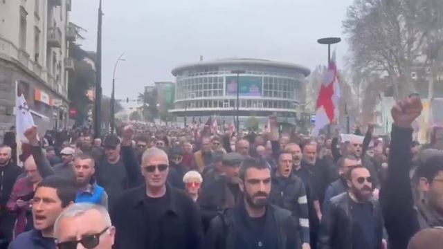 🇬🇪 Партия "Консервативное движение" проводит многотысячное шествие в Тбилиси. смотреть онлайн